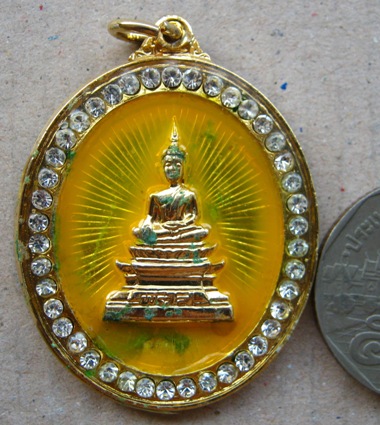 เหรียญล็อคเก็ต รุ่นบารมีพ่อ หลวงพ่อพระใส วัดโพธิ์ชัย จ หนองคาย กะหลั่ยทองลงยาสีเหลือง ล้อมเพชร