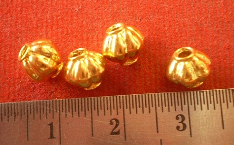 เม็ดมะยม  ทองแท้ 90   ขนาด 6 มิล  จำนวน 4 เม็ด  เคาะเดียว   