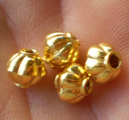 เม็ดมะยม  ทองแท้ 90   ขนาด 6 มิล  จำนวน 4 เม็ด  เคาะเดียว   