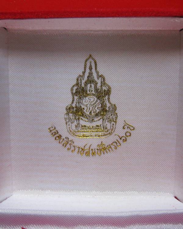  เหรียญในหลวงทรงกล้องเนื้อเงิน พร้อมกล่องกำมะหยี่ สวยคลาสสิค 