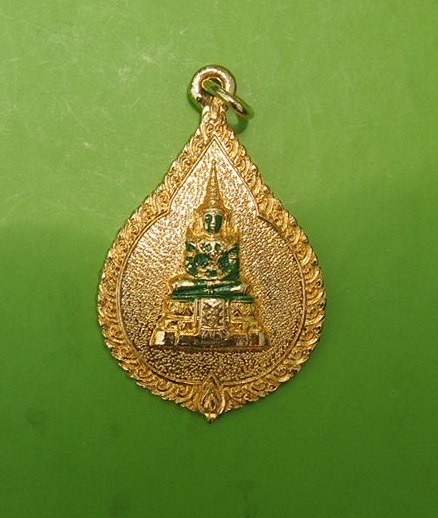 ((เคาะเดียวแดง)) เหรียญพระแก้วมรกตลงยา วัดเลา ท่าข้าม บางขุนเทียน ปี 2519 
