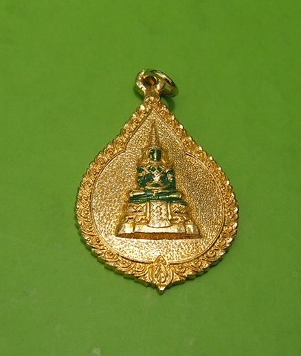 ((เคาะเดียวแดง)) เหรียญพระแก้วมรกตลงยา วัดเลา ท่าข้าม บางขุนเทียน ปี 2519 