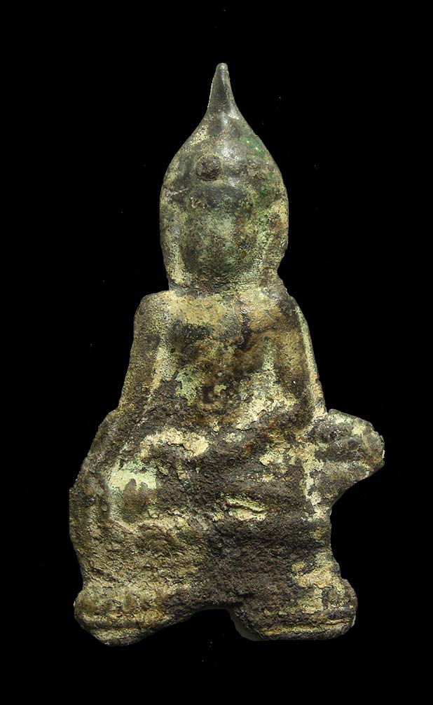 พระร่วงนั่ง จ.สุโขทัย พิมพ์เข่ากว้างฐานสูง เนื้อชินเงิน