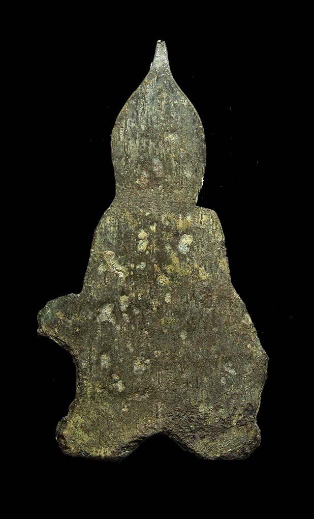 พระร่วงนั่ง จ.สุโขทัย พิมพ์เข่ากว้างฐานสูง เนื้อชินเงิน