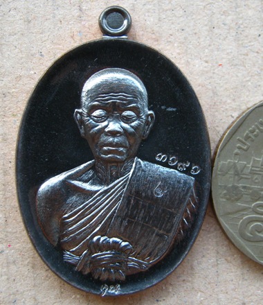 เหรียญปาฏิหาริย์(ครึ่งองค์) หลวงพ่อคูณ EOD ปี2556 เนื้อทองแดงรมดำ หมายเลข3696 พร้อมกล่องเดิม