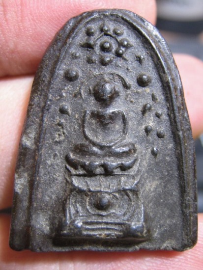 พระพิมพ์บัวเล็บช้าง เนื้อดิน กรุวัดชนะสงคราม กรุงเทพฯ สภาพสวย