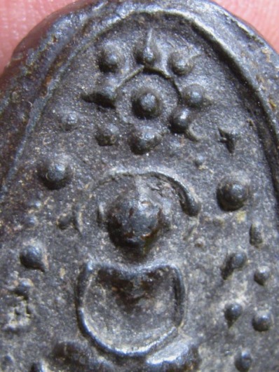 พระพิมพ์บัวเล็บช้าง เนื้อดิน กรุวัดชนะสงคราม กรุงเทพฯ สภาพสวย