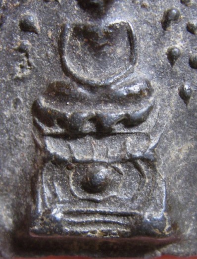 พระพิมพ์บัวเล็บช้าง เนื้อดิน กรุวัดชนะสงคราม กรุงเทพฯ สภาพสวย