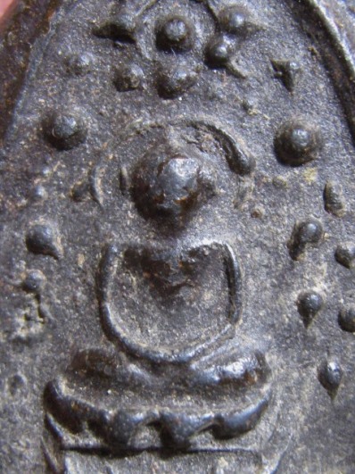 พระพิมพ์บัวเล็บช้าง เนื้อดิน กรุวัดชนะสงคราม กรุงเทพฯ สภาพสวย