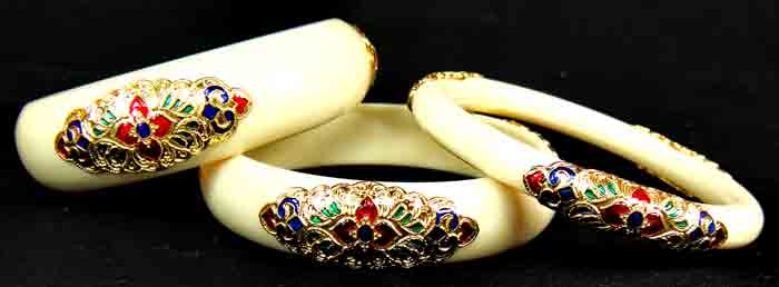 กำไลเรซิ่นสีขาวรูปแบบลวดลายงาช้าง ฉลุลายทองลงยา งานสวย หน้ากว้าง 20 มิล 1 วง หน้ากว้าง 16 มิล 1 วงทร