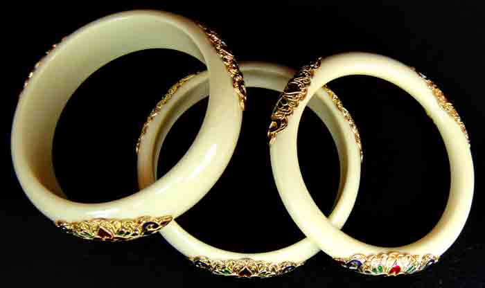 กำไลเรซิ่นสีขาวรูปแบบลวดลายงาช้าง ฉลุลายทองลงยา งานสวย หน้ากว้าง 20 มิล 1 วง หน้ากว้าง 16 มิล 1 วงทร