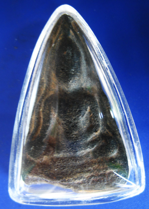 พระท่ามะปรางค์ กรุเจดีย์ยอดทอง เนื้อดำ (เนื้อหยาบ) พร้อมตลับเงิน เหลียมกันน้ำ