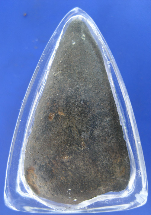 พระท่ามะปรางค์ กรุเจดีย์ยอดทอง เนื้อดำ (เนื้อหยาบ) พร้อมตลับเงิน เหลียมกันน้ำ