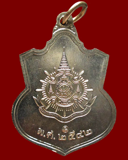 เหรียญอาร์มในหลวง(รัชกาลที่๙)ที่ระลึกเฉลิมพระชนมายุ๗๒พรรษา หลังตราสัญลักษณ์ ภปร.ปี๒๕๔๒ เนื้ออัลปาก้า