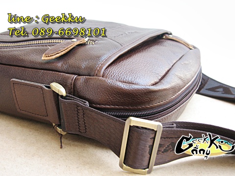  กระเป๋าสะพายหนังแท้ ขนาดกำลังดี ใส่ของจุ 