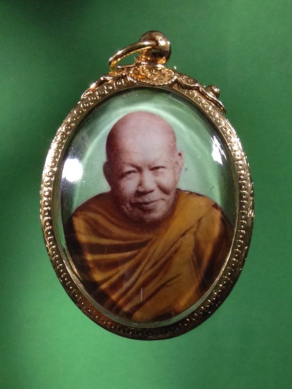 หลวงปู่เหรียญ จ.หนองคาย ล็อกเก็ตบรรจุเกศา,จีวร,ตะกรุด ขนาด2.8*3.7ซม.