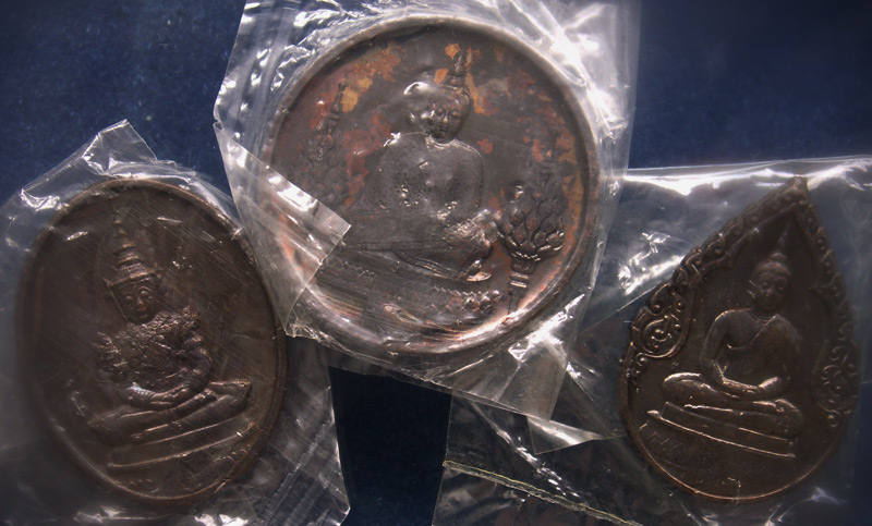3.ครบชุด สวยๆ..เหรียญพระแก้ว หลังภปร. ฉลองกรุงรัตนโกสินทร์ 200 ปี พ.ศ. 2525 บล็อคพระราชศรัทธา ซองพลา