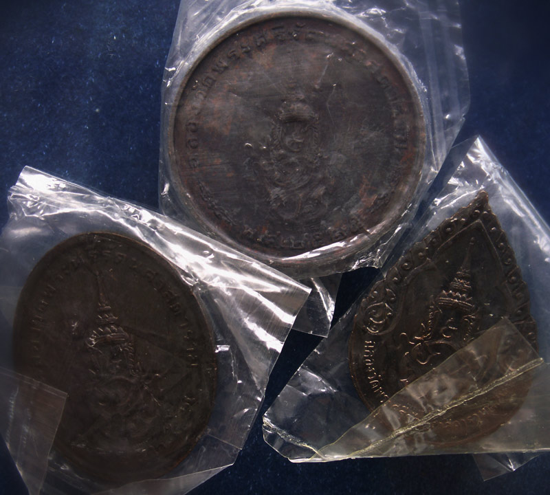 3.ครบชุด สวยๆ..เหรียญพระแก้ว หลังภปร. ฉลองกรุงรัตนโกสินทร์ 200 ปี พ.ศ. 2525 บล็อคพระราชศรัทธา ซองพลา