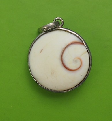 จี้หินเปลือกหอย (จับขอบเงิน) สวยๆ ครับ