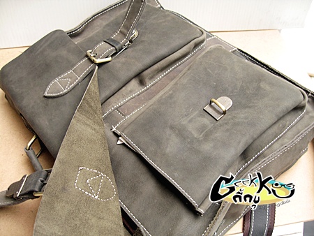 กระเป๋าหนังนูบัค " หนังแท้ " สีเขียวขี้ม้า ของใหม่   