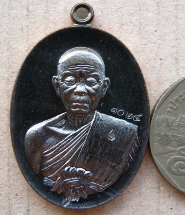 เหรียญปาฏิหาริย์(ครึ่งองค์) หลวงพ่อคูณ EOD ปี2556 เนื้อทองแดงรมดำ หมายเลข1024 พร้อมกล่องเดิม