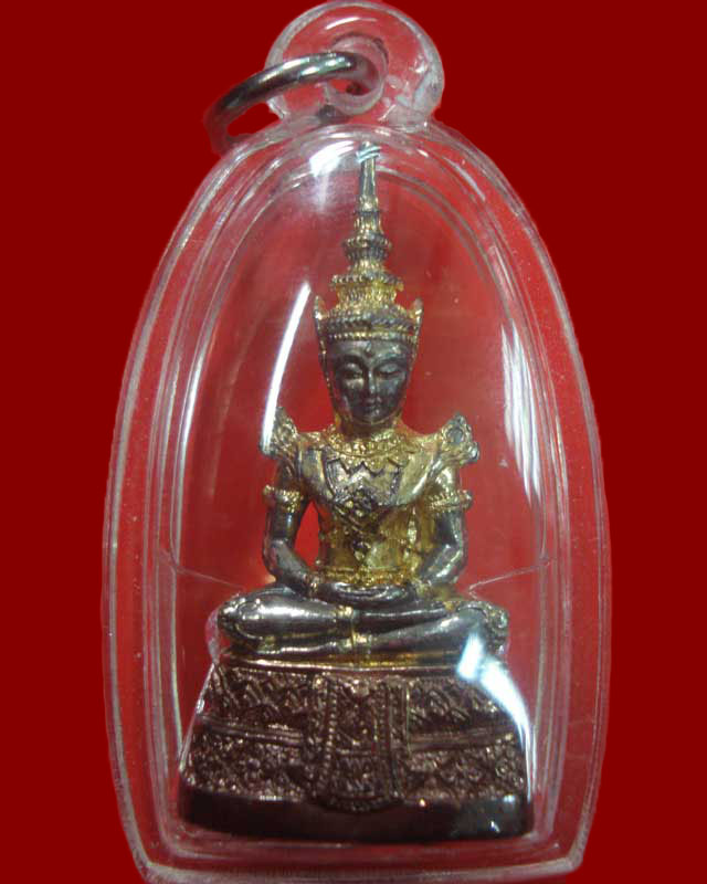 พระแก้วมรกตเนื้อเงินสามกษัตริย์ กรมสรรพสามิตสร้าง ปี2539 สภาพสวยพร้อมกล่องเดิมๆ...