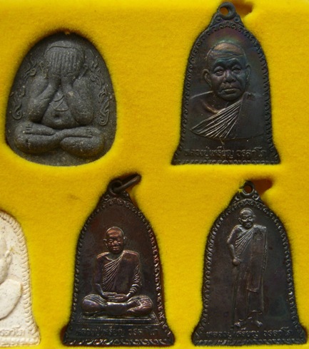 1ชุดอ8องค์ หลวงปู่เหรียญ วรลาโภ วัดอรัญบรรพต จ หนองคาย ปี2539 รุ่นฉลองเจดีย์ พร้อมกล่องเดิม