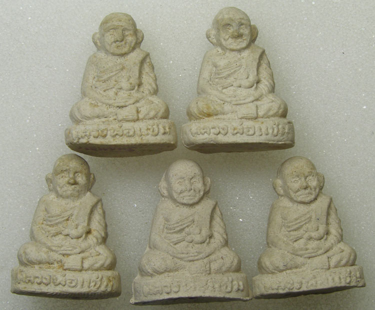 รูปหล่อเนื้อผงเกสร โค๊ดตรายางใต้ฐาน หลวงพ่อแช่ม วัดดอนยายหอม ปี 2528 ทีเดียว 5 องค์