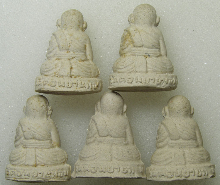 รูปหล่อเนื้อผงเกสร โค๊ดตรายางใต้ฐาน หลวงพ่อแช่ม วัดดอนยายหอม ปี 2528 ทีเดียว 5 องค์