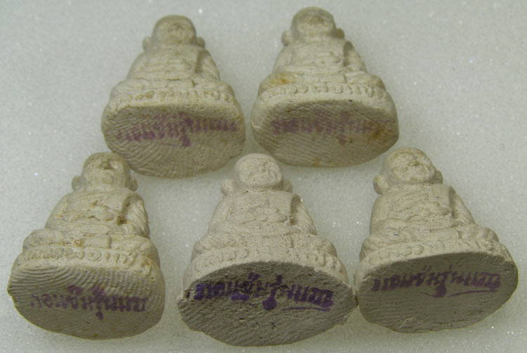 รูปหล่อเนื้อผงเกสร โค๊ดตรายางใต้ฐาน หลวงพ่อแช่ม วัดดอนยายหอม ปี 2528 ทีเดียว 5 องค์