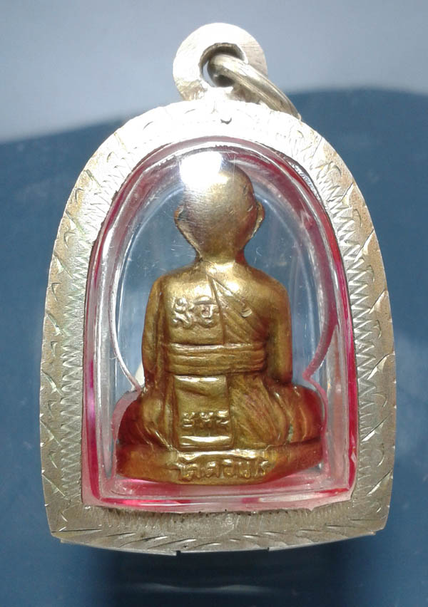 +++ เริ่มที่ 100 บาท +++รูปหล่อหลวงพ่อมุ่ย ตัวหนังสือแถวเดียว พร้อมตลับเงิน