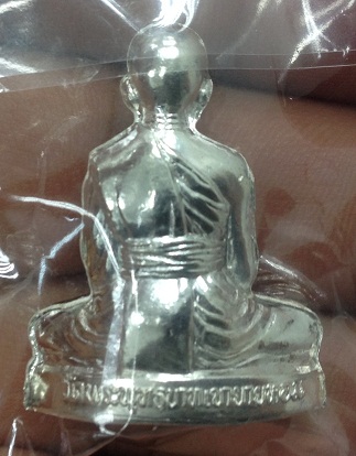 รูปหล่อปั้มเข่ากว้างหลังเต็มรุ่นแรก หลวงพ่อทอง วัดพระพุทธบาทเขายายหอม รุ่นระฆังทอง เนื้อเงิน # 894