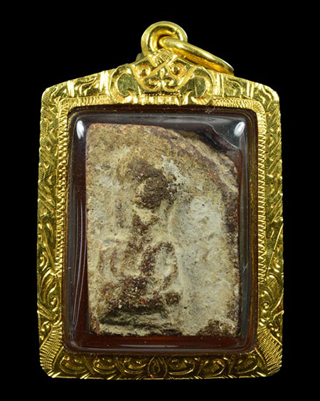 พระกรุนาดูนตัดเดียว จ.มหาสารคาม เนื้อมะขามเปียก พิมพ์32อรหันต์ นิยม+เลี่ยมทอง+บัตรรับรองครับ