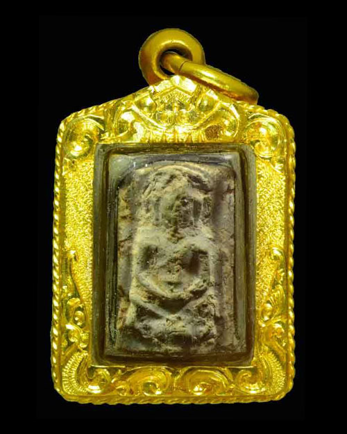 พระกรุนาดูนตัดเดียว จ.มหาสารคาม เนื้อดิน พิมพ์ประภามณฑล(นิยมสุด) สภาพสวยมาก+เลี่ยมทองหนาหนาครับ