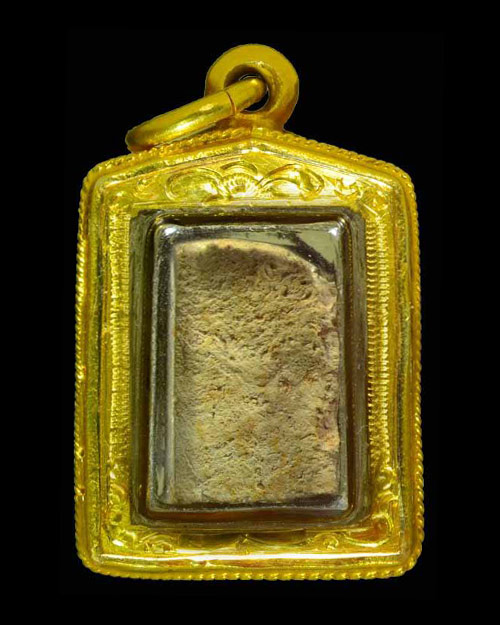 พระกรุนาดูนตัดเดียว จ.มหาสารคาม เนื้อดิน พิมพ์ประภามณฑล(นิยมสุด) สภาพสวยมาก+เลี่ยมทองหนาหนาครับ