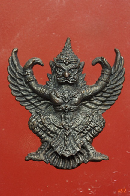 พญาครุฑ คุ้มภัย คุ้มทรัพย์ เจริญลาภ ปลุกเสกวัดพระแก้ว ปี 2540 กล่องเดิม