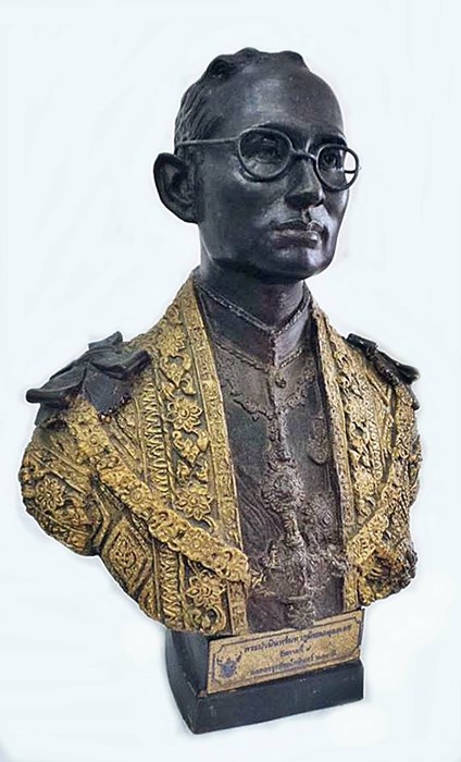 พระบรมรูปหล่อครึ่งพระองค์ รัชกาลที่ 9