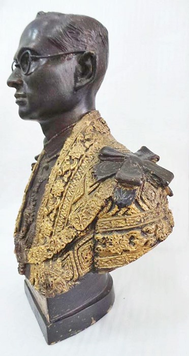 พระบรมรูปหล่อครึ่งพระองค์ รัชกาลที่ 9