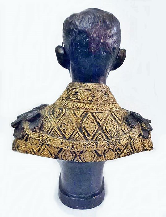 พระบรมรูปหล่อครึ่งพระองค์ รัชกาลที่ 9