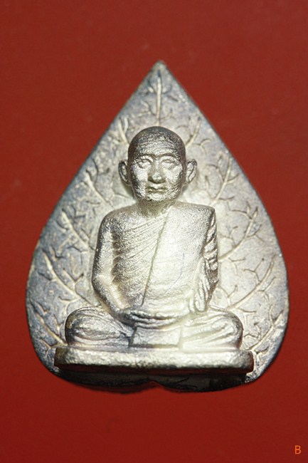 เหรียญหล่อใบโพธิ์เล็ก สมเด็จพระญาณสังวร วัดบวรนิเวศ ปี 2538 รุ่น ญสส.82 กล่องเดิม...../2-088