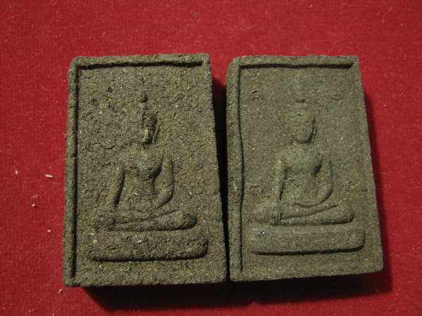 พระสมเด็จพระธาตุอุโมงค ์ หลวงคำพันธ์ปลุกเสก ปี 43 เนื้อชานหมาก.....2 องค์ 