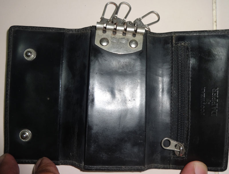 กระเป๋าใส่ลูกกุญแจ สี่ดอก ของ DAPPER แท้ครับซื้อใหม่หลายร้อย แต่ครั้งนี้ 150 บาท