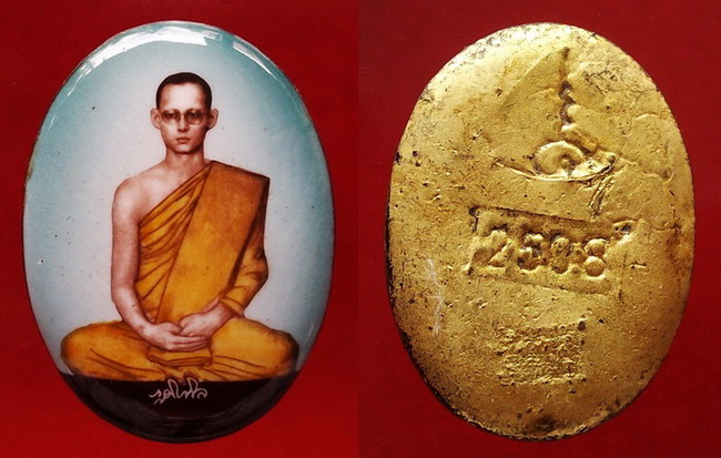 ล็อกเก็ตในหลวงทรงผนวช หลังอุดเทียนชัย+เเผ่นเงิน+จีวร+ปิดทอง ปี08 ( รูปวงรี ฉากเขียว ) แบบนี้หายากมาก