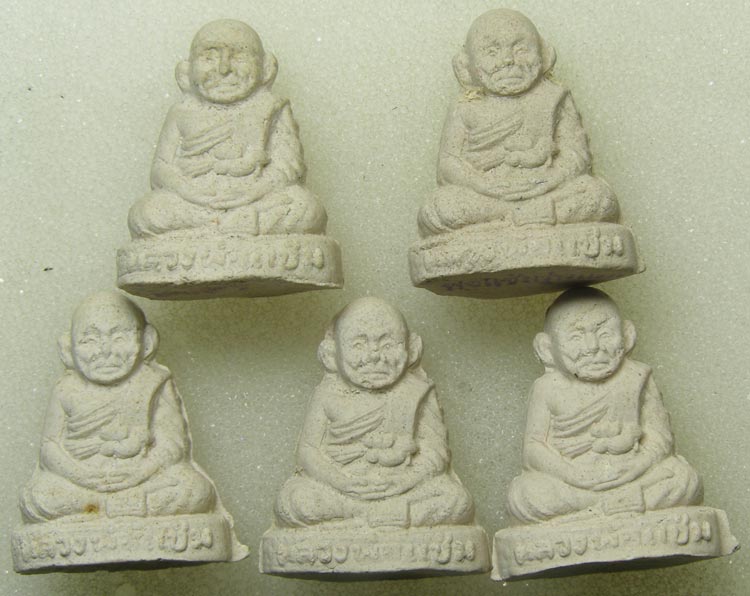 รูปหล่อเนื้อผงเกสร โค๊ดตรายางใต้ฐาน หลวงพ่อแช่ม วัดดอนยายหอม ปี 2528 ทีเดียว 5 องค์