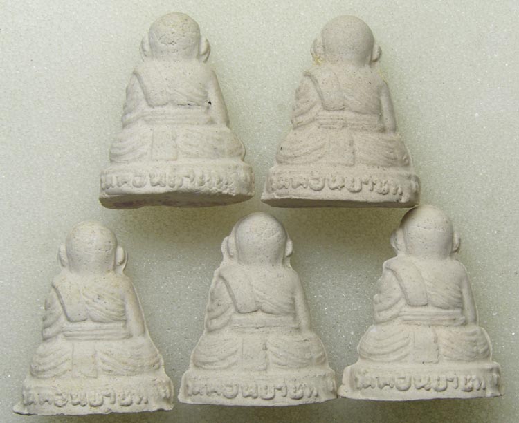 รูปหล่อเนื้อผงเกสร โค๊ดตรายางใต้ฐาน หลวงพ่อแช่ม วัดดอนยายหอม ปี 2528 ทีเดียว 5 องค์