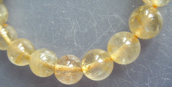 กำไลไหมทอง (หินนำโชคแห่งความร่ำรวย) เม็ดหินแก้วไหมทองขนาด 9 มม. 20 เม็ด