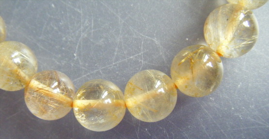 กำไลไหมทอง (หินนำโชคแห่งความร่ำรวย) เม็ดหินแก้วไหมทองขนาด 9 มม. 20 เม็ด