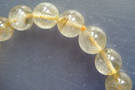 กำไลไหมทอง (หินนำโชคแห่งความร่ำรวย) เม็ดหินแก้วไหมทองขนาด 9 มม. 20 เม็ด