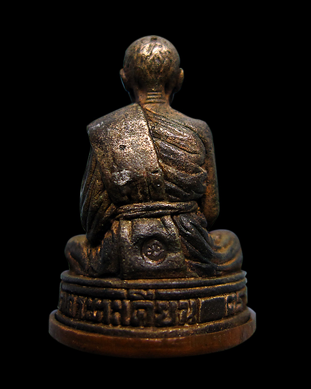 รูปหล่อครบ 7 รอบ ๘๔ ปี หลวงปู่บัว ถามโก เนื้อนวะก้นทองแดง หมายเลข ๒๘๗๒ พร้อมกล่องเดิมจากวัด