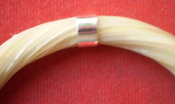 กำไลข้อมือ  หางช้างแท้  สีขาว หุ้มเงินแท้  เคาะเดียว 